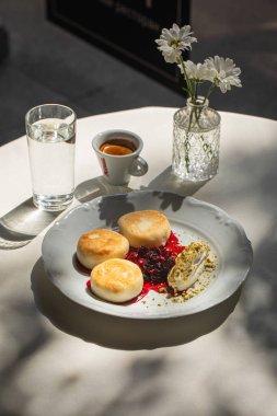 Çilek reçelli krep şurubu ve ekşi krema.