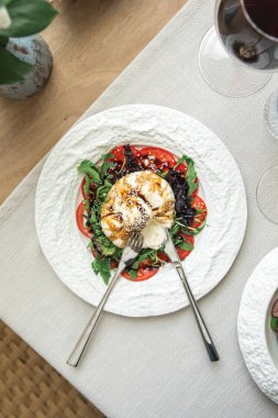 Domatesli ve roka aromalı gurme burata salatası.