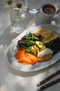 Çırpılmış ve somonlu gurme kafe kahvaltısı.