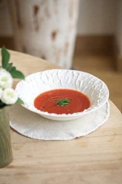 Masada porsiyon İspanyol domates çorbası.