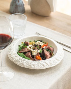 Stracciatella ve domatesli biftek salatası.