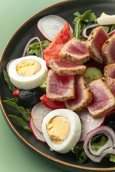 Ton balığı ve yumurtalı gurme nicoise salatası.