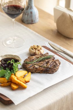 Biberiyeli ızgara biftek, sarımsaklı sarımsak ve şaraplı patates.