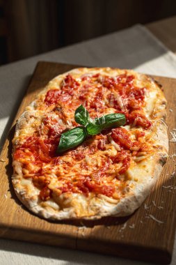 Tahtada domates, peynir ve fesleğenli Pinsa margherita.