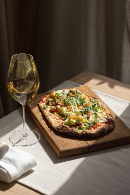 Karidesli Pinsa, kabak ve ahşap tahtada şarap ile pesto