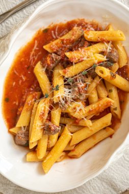 Domates soslu ve pekorino peynirli makarna.