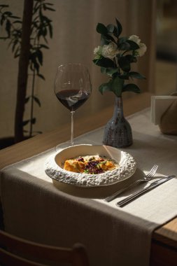 Mantar soslu tavuk göğsü ve şaraplı otlar.