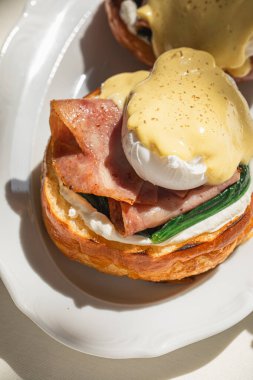 Gourmet Benedict yumurtalarına yakın soslu ve brioche soslu.