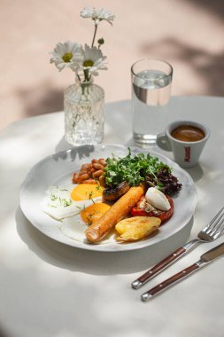 Sosisli, sahanda yumurtalı ve kahveli gurme kahvaltısı.