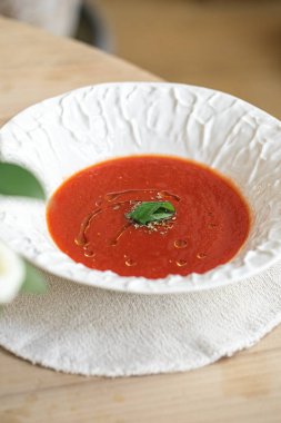 Masada porsiyon İspanyol domates çorbası.