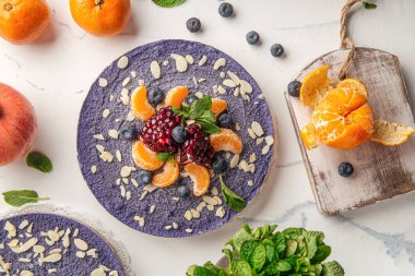 Mandalinalı cheesecake yaban mersini ve nar.