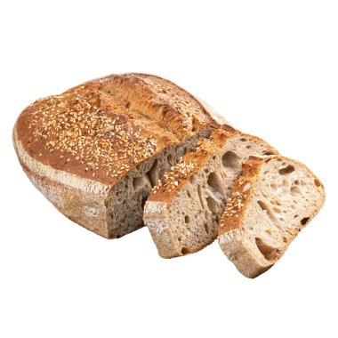 Beyaz arka planda susamlı dilimlenmiş tam tahıllı ekmek.