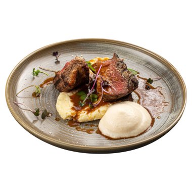 Izgara biftek, patates püresi ve sos.