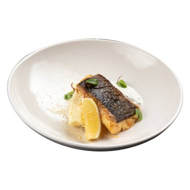 Limonlu ızgara balık filetosu ve tabakta garnitür.