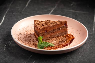 Naneli çikolatalı kek ve pembe tabakta sos.