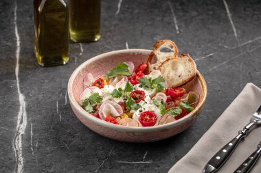 Turplu renkli sebze salatası, domates ve ekmek dilimleri.