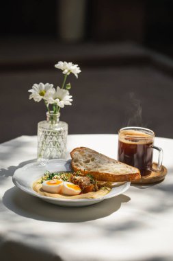 Humus ve yumurtalı gurme porsiyonu.