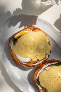 Somon balıklı omlet ve kızarmış ekmeğin üzerine Hollandaise sosu.