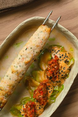 Baharatlı hamur tatlısı ve sade soslu ızgara tavuk şişi.