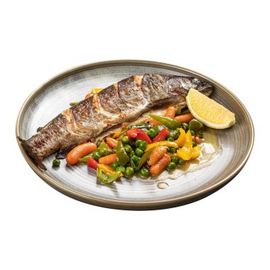 Izgara alabalık, karışık sebze ve limon dilimli beyaz arka planda seramik tabakta servis edilir.