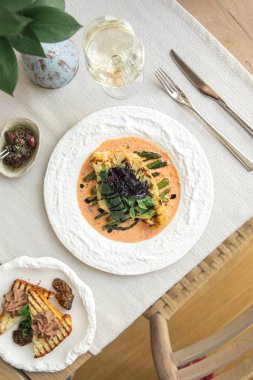 Kuşkonmaz ve soslu karnabahar bifteği.