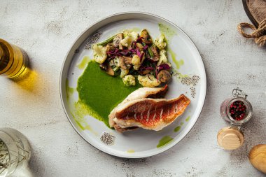 Izgara levrek, mantar ve püre ile nefis bir tabak.