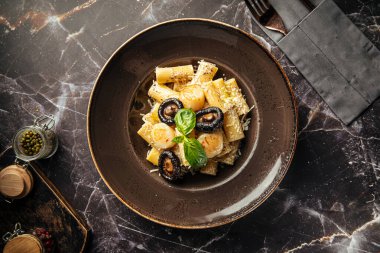 Izgara mantar ve parmesanlı kremalı rigatoni makarna.