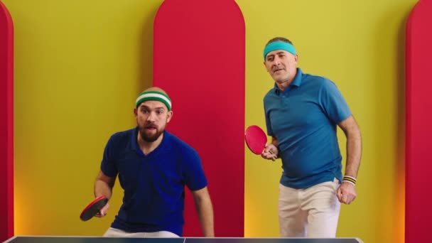 Привабливі Двоє Чоловіків Старих Молодих Грають Разом Пінг Понг Або — стокове відео