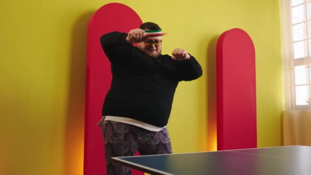 Yakışıklı Şişman Adam Pinpon Masa Tenisi Oynamaya Başlamadan Önce Çok — Stok video