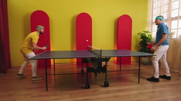 Devant Caméra Jouant Ping Pong Père Fils Charismatiques Deux Hommes — Video