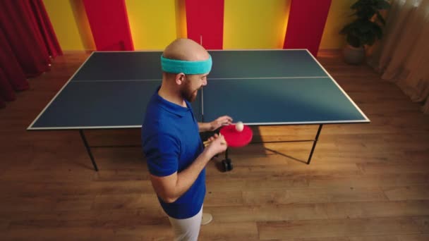Karismatisk Ping Pong Spelare Sin Favorit Racket Och Börja Slå — Stockvideo