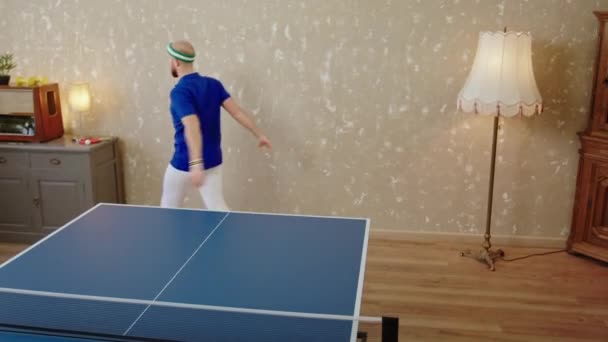 Anak Muda Yang Tampan Bersiap Siap Untuk Bermain Ping Pong — Stok Video