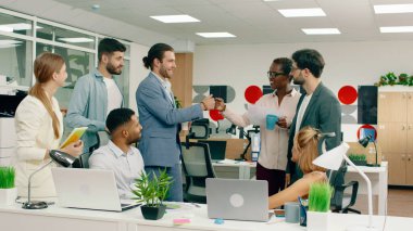 Yakışıklı ve zeki bir adam güzel mavi bir takım elbise giymiş evrak çantası taşıyan bir adam bir ofis toplantısına gider ve herkesi gülümseyerek karşılar, toplantı sırasında konuşmaya başlar..