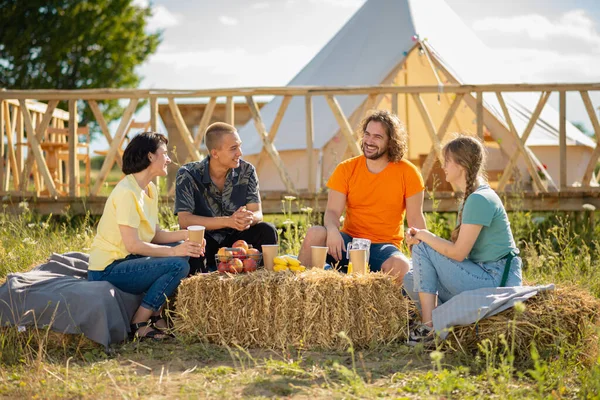 Mitten Der Natur Auf Dem Zeltplatz Frühstückt Eine Gruppe Multiethnischer — Stockfoto