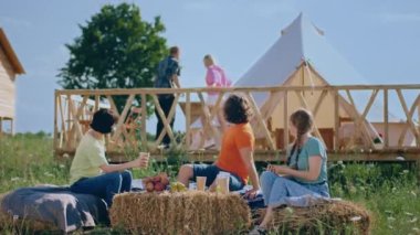 Güneşli bir günde kamp alanındaki bir grup arkadaş samanlıkta otururken toplanır ve birlikte akıllı telefonla fotoğraf çekerler. ARRI 'de çekilen