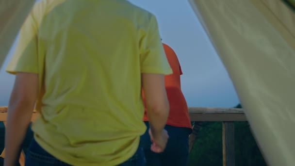 Seorang Wanita Keluar Dari Tenda Saat Bertemu Dengan Pasangannya Yang — Stok Video
