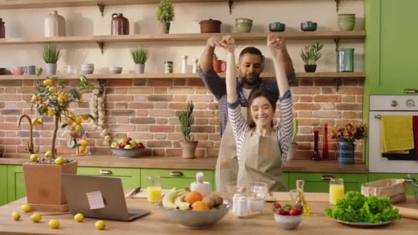 彼らは非常にエキサイティングで幸せな朝の朝食を準備しながら キッチンで一緒に非常に素敵なカップル多人種ダンス — ストック動画