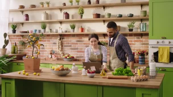 Attraktive Junge Frau Der Küche Zusammen Mit Ihrem Partner Mann — Stockvideo