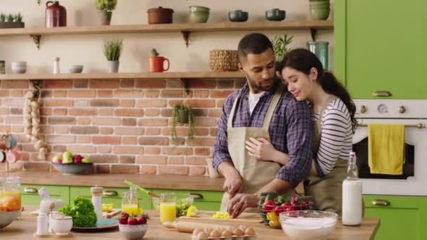 Muito Lindo Casal Ter Tempo Perfeito Juntos Cozinha Eles Cozinhar — Vídeo de Stock