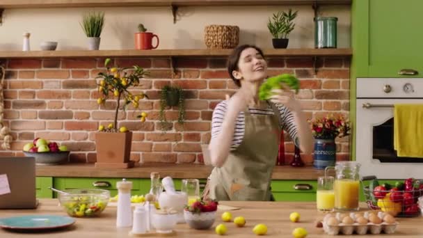 Забавное Время Дамы Кухне Готовящей Еду Наслаждается Моментом Поет Салатом — стоковое видео