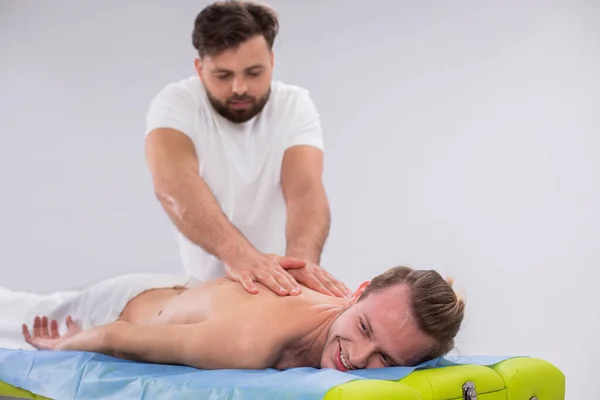 Frente Câmera Boa Aparência Homem Terapeuta Fazendo Uma Massagem Manual — Fotografia de Stock