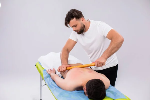 Fazendo Vídeo Closeup Massagista Profissional Salão Spa Fazendo Massagem Especial — Fotografia de Stock