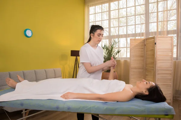 Front Camera Spa Salon Masseur Woman Doing Full Body Relaxation — Stockfoto