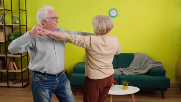 Танці Схвильовані Пара Старий Вигляд Вони Відчувають Себе Розслабленими Вдома — стокове відео