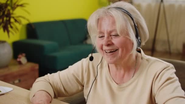 Приваблива Стара Жінка Використовує Гарнітуру Щоб Мати Онлайн Розмову Форму — стокове відео