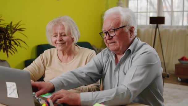 Mutlu Yaşlı Çift Dizüstü Bilgisayarı Kullanarak Bir Şeyler Yazmak Için — Stok video