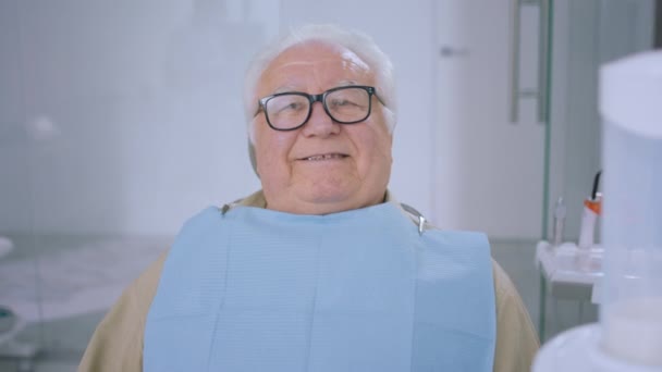 Концепция Здравоохранения Стоматолога Пациента Старика Позирует Перед Камерой Широкой Улыбкой — стоковое видео