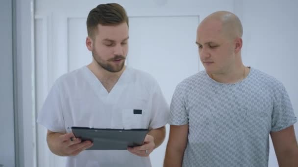 Klinikteki Yakışıklı Doktor Hasta Adamıyla Birlikte Yürüyor Kan Testinden Sonra — Stok video