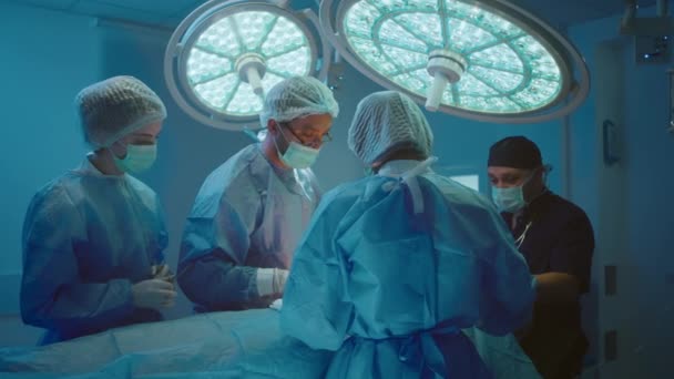 Vier Chirurgen Stehen Einem Raum Voller Unterschiedlicher Medizinischer Geräte Die — Stockvideo