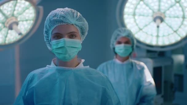 Fechamento Cena Duas Enfermeiras Vestindo Uniforme Cirúrgico Completo Quarto Hospital — Vídeo de Stock